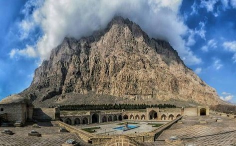 صخره کوه های بیستون در کرمانشاه